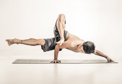 NAMASTE AM SEE Yoga-Lehrer Hie Kim Studioaufnahme